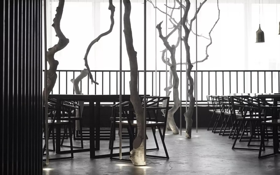 自然與城市結合的原始工業(yè)風(fēng)餐廳設計效果圖